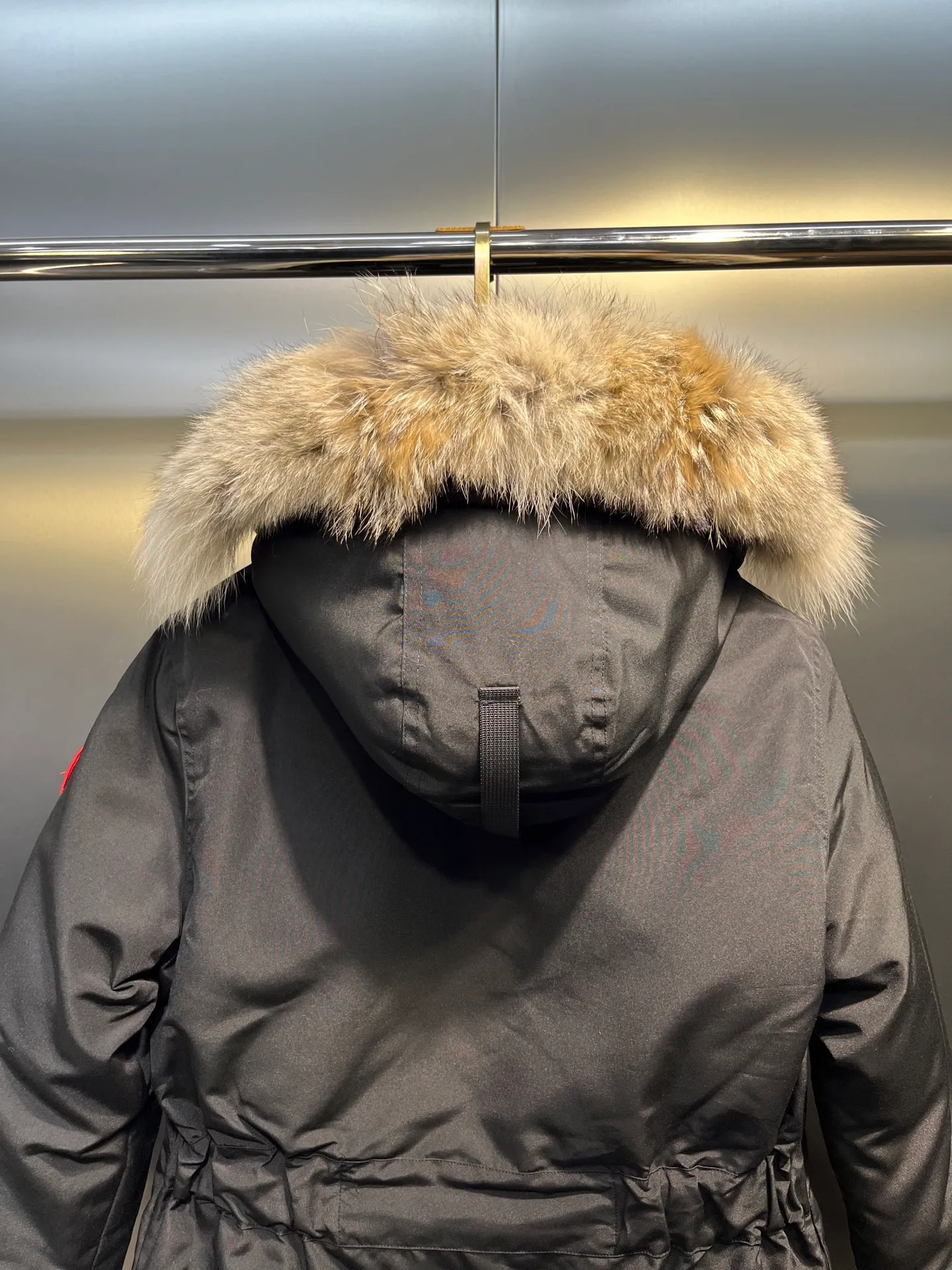 P840 Canada goose🌟 Canada Goose 07 models All in stock, 6 colors, I will never stop stocking this winter All original factory customization All details strictly required have been corrected since the beginning of this year Detachable fur collar! The workmanship and wiring are very straight! A big goose is enough for a winter. Size: 1. 90% white duck down from a conscientious manufacturer (some people brag about their own goose down, please search it on your own. Goose down is warmer and less fluffy than duck down, so good down jackets are all white duck down. There is no such thing as white goose down) 2. Upgraded fabrics with moderate hardness, waterproof, windproof and anti-fouling (Arctic Tech fabrics imported from South Korea are not comparable to fabrics dyed by some small workshops) 3. YKK No. 10 authentic zippers (Japanese customized YKK zipper, silky smooth, not stuck, officially designated) 4. Western Canadian wolf hair (Wolf hair is divided into eastern, central, and western. Western wolf hair is light in color, dense, and has good thermal insulation effect. It is the genuine Canada Goose grade) Let’s analyze and explain some details of the production 1. First, sew the liner and then fill it with down (some small factories and small workshops first fill it with down and then sew) Why? The technology is not up to par and the hardware conditions are not enough! ! ! For this step alone, we need to spend more time and money. 2. Filling the inner tank with down. We are all down filling machines to ensure that the down weight of each pill is the same. There is a video (small factory, small workshop is stuffed by hand). Why? The hardware conditions are not enough. A machine costs more than 100,000 yuan. Small factories simply cannot buy it. This means that the weight of the down in each liner cannot be guaranteed, and the warmth of high-end down jackets cannot be guaranteed. 3. For the needles of the sewing machine, we all use the top-notch No. 7 needles (small factories all use No. 10 needles). The finer the needle, the finer the needle eye, which reduces the risk of velvet and velvet running. 4. Wolf fur collar We are all spliced in whole or in large pieces (small factories mostly use broken pieces) The warmth retention of wolf fur is very good, but the splicing of scraps cannot guarantee the warmth. Color: Black, white, gray camouflage, sci-fi blue camouflage, green camouflage, sky blue, dark blue, cool gray, red. Professional Canada goose producers, we are enough this winter! We would like to sincerely thank everyone who buys our down jackets!  size：xs-xl